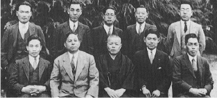 昭和7年頃の海外出張記念写真。前列左から2番目が寒川、3番目が宇都宮宇作社長